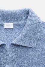 Nahaufnahme von Skipper-Kragen und Label des 04651/ A trip in a bag Strickpolo 'Mouline Johnny' rauchblau meliert, Slim Fit, Schurwolle-Cashmere, Mouline-Optik, weicher Griff, mittelfeines Strickbild, flexible Rippbündchen.