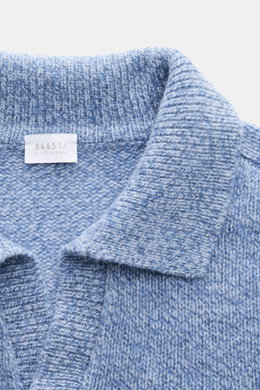 Nahaufnahme von Skipper-Kragen und Label des 04651/ A trip in a bag Strickpolo 'Mouline Johnny' rauchblau meliert, Slim Fit, Schurwolle-Cashmere, Mouline-Optik, weicher Griff, mittelfeines Strickbild, flexible Rippbündchen.
