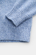Nahaufnahme des Ärmels mit flexiblem Rippbündchen des 04651/ A trip in a bag Strickpolo 'Mouline Johnny' rauchblau meliert, Slim Fit, mittelfeines Strickbild, Mouline-Optik, weicher Griff, Mix aus Schurwolle und Cashmere, fotografiert von oben.
