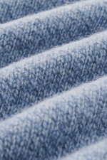 Nahaufnahme des Strickstoffs des 04651/ A trip in a bag Strickpolo 'Mouline Johnny' rauchblau meliert, Mix aus Schurwolle und Cashmere, Mouline-Optik, weicher Griff, mittelfeines Strickbild, Slim Fit, Skipper-Kragen, flexible Rippbündchen, Detailaufnahme 