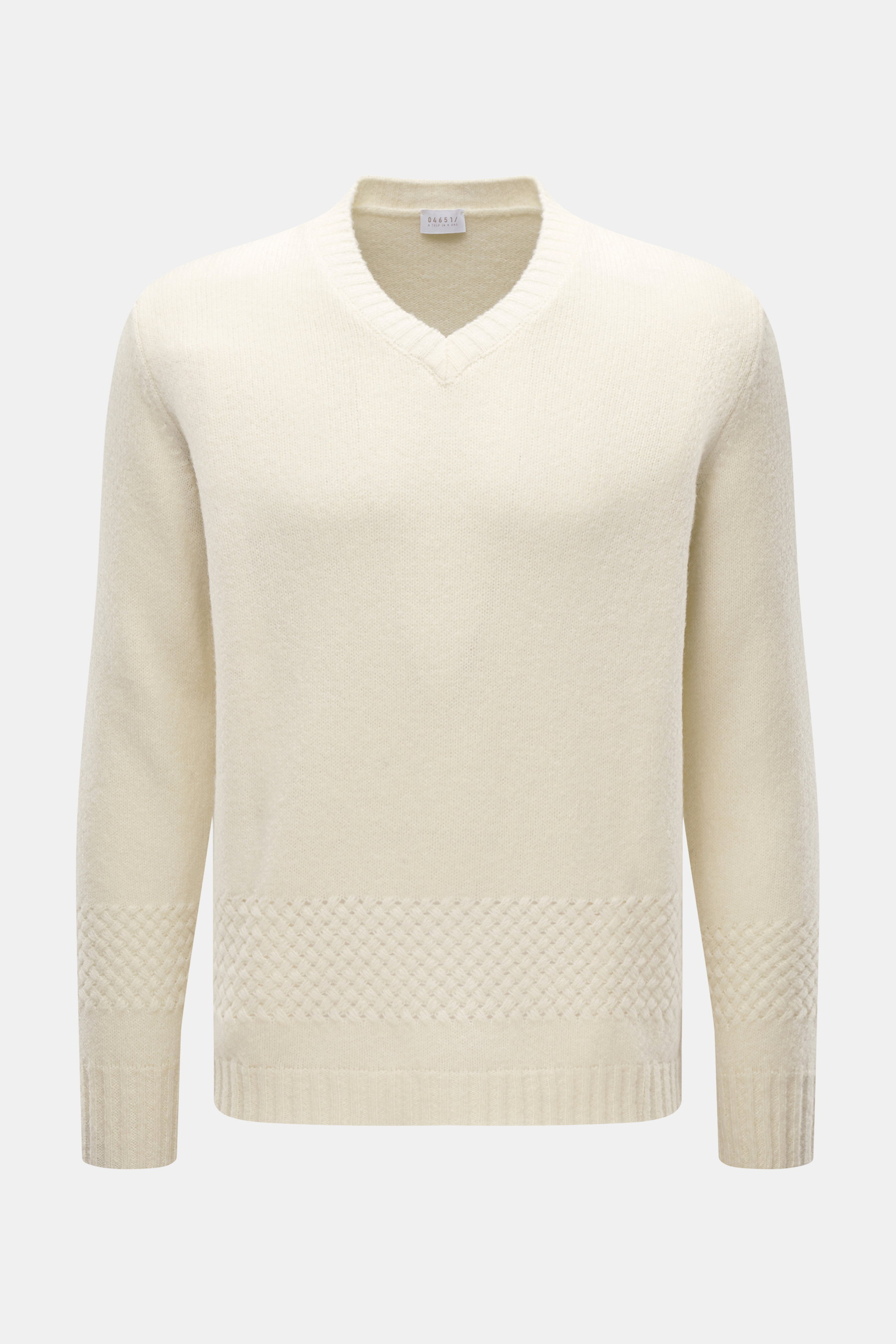 Frontale Nahaufnahme des cremefarbenen 04651/ A trip in a bag V-Neck Pullover 'Light Wool' aus Wolle und Microfaser, Regular Fit, feines Strickbild, weicher Griff, V-Ausschnitt, Strukturstrick an Saum und Ärmeln, breite Rippbündchen.