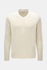 Front view of 04651/ A trip in a bag V-Neck Pullover 'Light Wool' cream, regular fit with V-neck, mix of wool and microfiber, fine knit pattern, soft touch, textured knit at hem and sleeves, wide ribbed cuffs.