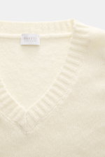 Nahaufnahme des cremefarbenen 04651/ A trip in a bag V-Neck Pullover 'Light Wool' mit V-Ausschnitt, feinem Strickbild, weichem Griff, Regular Fit, Strukturstrick an Saum und Ärmeln sowie breiten Rippbündchen, aus Wolle und Microfaser, frontal fotografiert