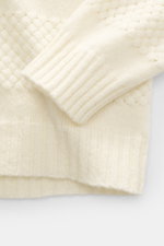 04651/ A trip in a bag V-Neck Pullover 'Light Wool' creme, Detailaufnahme von Ärmel und Saum, Mix aus Wolle und Microfaser, feines Strickbild, weicher Griff, Regular Fit, V-Ausschnitt, Strukturstrick an Saum und Ärmeln, breite Rippbündchen.