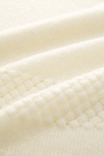 04651/ A trip in a bag V-Neck Pullover 'Light Wool' creme, Detailaufnahme aus Nähe, Mix aus Wolle und Microfaser, feines Strickbild, weicher Griff, Regular Fit, V-Ausschnitt, Strukturstrick an Saum und Ärmeln, breite Rippbündchen.