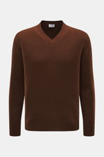 Front view of 04651/ A trip in a bag V-Neck Pullover 'Light Wool' brown, regular fit, mix of wool and microfiber, fine knit, soft touch, textured knit at hem and sleeves, wide ribbed cuffs, V-neck.