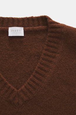 Nahaufnahme des braunen 04651/ A trip in a bag V-Neck Pullover 'Light Wool' mit V-Ausschnitt, feinem Strickbild, Strukturstrick, breiten Rippbündchen, Regular Fit, weichem Griff, Mix aus Wolle und Microfaser, von oben fotografiert.