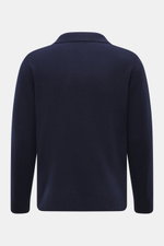 Rückansicht des 04651/ A trip in a bag Strickpolo 'Johnny' navy aus Merinowolle und Cashmere mit Slim Fit, Skipperkragen und Rippbündchen.
