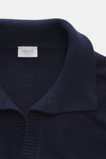 Nahaufnahme des Kragens von 04651/ A trip in a bag Strickpolo 'Johnny' navy, feines Strickbild, Skipperkragen, Merinowolle-Cashmere-Mix.