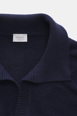 Nahaufnahme des Kragens von 04651/ A trip in a bag Strickpolo 'Johnny' navy, feines Strickbild, Skipperkragen, Merinowolle-Cashmere-Mix.