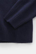 Nahaufnahme des Ärmelendes mit Rippbündchen des 04651/ A trip in a bag Strickpolo 'Johnny' navy aus Merinowolle und Cashmere, feines Strickbild, Slim Fit, Skipperkragen und kleine Tasche nicht sichtbar, fotografiert von oben.