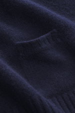 Nahaufnahme des weichen Materials vom 04651/ A trip in a bag Strickpolo 'Johnny' navy aus Merinowolle und Cashmere mit feinem Strickbild.