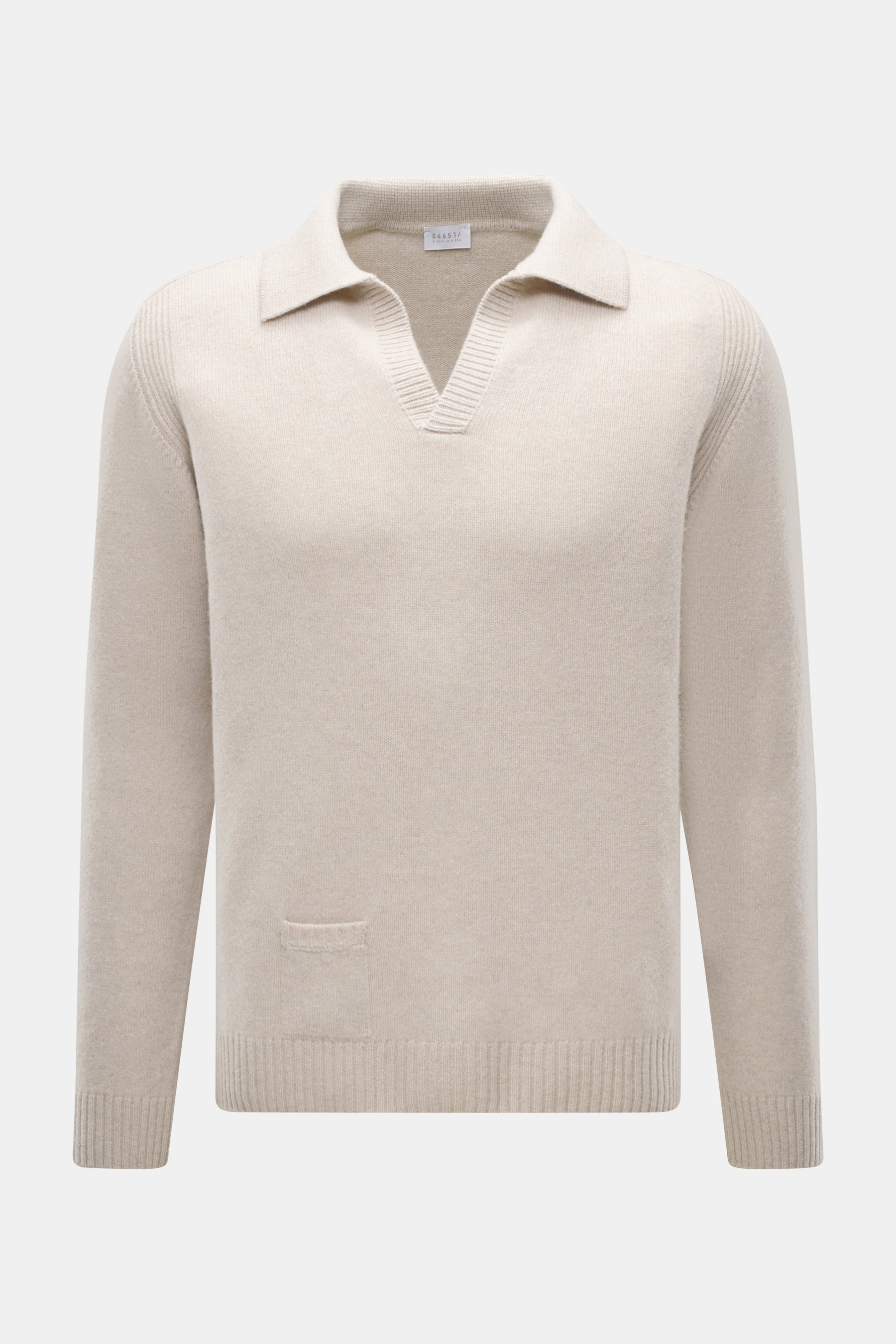 Frontale Nahaufnahme des 04651/ A trip in a bag Strickpolo 'Johnny' sand aus Merinowolle und Cashmere mit Skipperkragen, Slim Fit, kleiner Tasche und Rippbündchen.