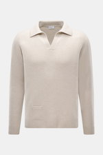 Frontale Nahaufnahme des 04651/ A trip in a bag Strickpolo 'Johnny' sand aus Merinowolle und Cashmere mit Skipperkragen, Slim Fit, kleiner Tasche und Rippbündchen.