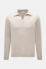 Frontale Nahaufnahme des 04651/ A trip in a bag Strickpolo 'Johnny' sand aus Merinowolle und Cashmere mit Skipperkragen, Slim Fit, kleiner Tasche und Rippbündchen.