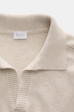 04651/ A trip in a bag Strickpolo 'Johnny' sand, Nahaufnahme von oben auf Kragen mit Skipperkragen, Merinowolle-Cashmere, weicher Griff, Slim Fit.