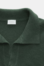 04651/ A trip in a bag Strickpolo 'Johnny' dunkelgrün aus Merinowolle und Cashmere, Slim Fit mit Skipperkragen, Detailaufnahme von oben.