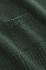 Nahaufnahme des dunkelgrünen 04651/ A trip in a bag Strickpolo 'Johnny' mit feinem Strickbild, weichem Merino-Cashmere-Material und eingestrickter Tasche.