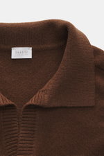 04651/ A trip in a bag Strickpolo 'Johnny' braun, Nahaufnahme von oben, Merinowolle-Cashmere, feines Strickbild, Slim Fit, Skipperkragen, Rippbündchen.