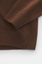 Braune Nahaufnahme des 04651/ A trip in a bag Strickpolo 'Johnny' mit weichem Merinowolle-Cashmere-Material, Rippbündchen, feinem Strickbild.