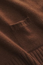 Braunes 04651/ A trip in a bag Strickpolo 'Johnny' in Detailaufnahme, weiches Merinowolle-Cashmere-Material, feines Strickbild, Rippbündchen sichtbar.
