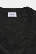 von Braun Merino Feinstrick V-Neck Pullover anthrazit in Nahaufnahme von oben, reine Merinowolle, weicher Griff, V-Ausschnitt, Regular Fit, feines Strickbild, flexible Rippbündchen, leichte Qualität