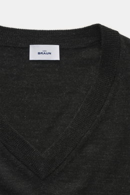 von Braun Merino Feinstrick V-Neck Pullover anthrazit in Nahaufnahme von oben, reine Merinowolle, weicher Griff, V-Ausschnitt, Regular Fit, feines Strickbild, flexible Rippbündchen, leichte Qualität