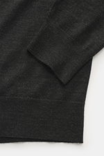 Nahaufnahme des von Braun Merino Feinstrick V-Neck Pullover anthrazit, Detailansicht der flexiblen Rippbündchen und feinem Strickbild aus reiner Merinowolle.