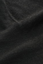 Nahaufnahme aus schräger Perspektive des von Braun Merino Feinstrick V-Neck Pullovers anthrazit, federleicht, fein gestrickt, mit flexiblem Rippbündchen.
