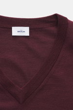 Nahaufnahme von von Braun Merino Feinstrick V-Neck Pullover bordeaux mit V-Ausschnitt, feinem Strickbild, weichem Griff und Rippbündchen.