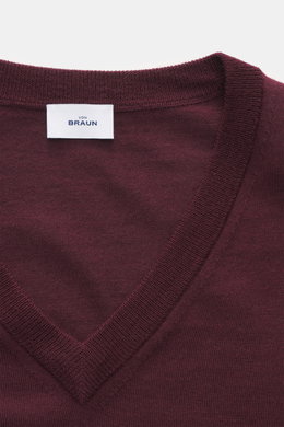 Nahaufnahme von von Braun Merino Feinstrick V-Neck Pullover bordeaux mit V-Ausschnitt, feinem Strickbild, weichem Griff und Rippbündchen.