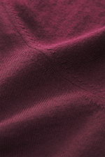 Nahaufnahme des von Braun Merino Feinstrick V-Neck Pullovers bordeaux, reines Merinowoll-Feinstrickbild mit weichem Griff aus leichtem Stoff, Detailansicht.