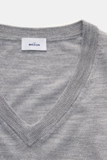 Nahaufnahme des von Braun Merino Feinstrick V-Neck Pullovers hellgrau von oben, reine Merinowolle, weicher Griff, leichter Regular Fit mit V-Ausschnitt und flexiblen Rippbündchen.
