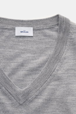 Nahaufnahme des von Braun Merino Feinstrick V-Neck Pullovers hellgrau von oben, reine Merinowolle, weicher Griff, leichter Regular Fit mit V-Ausschnitt und flexiblen Rippbündchen.