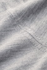 Nahaufnahme des von Braun Merino Feinstrick V-Neck Pullovers hellgrau, gezeigt aus schräger Perspektive, feines Strickbild, weicher Griff, reine Merinowolle, leichte Qualität, Regular Fit, V-Ausschnitt, flexible Rippbündchen.
