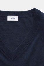 Nahaufnahme aus schräger Draufsicht des von Braun Merino Feinstrick V-Neck Pullovers navy mit feinem Strickbild, V-Ausschnitt und Label, aus reiner Merinowolle.