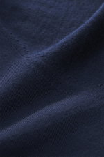 Nahaufnahme des von Braun Merino Feinstrick V-Neck Pullovers navy aus reiner Merinowolle, feines Strickbild, weicher Griff, leichte Qualität, flexible Rippbündchen.