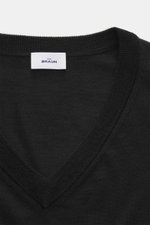 von Braun Merino Feinstrick V-Neck Pullover schwarz, Detailansicht von oben auf V-Ausschnitt mit weichem Griff, feinem Strick und Rippbündchen