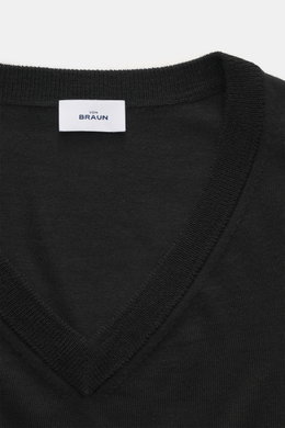 von Braun Merino Feinstrick V-Neck Pullover schwarz, Detailansicht von oben auf V-Ausschnitt mit weichem Griff, feinem Strick und Rippbündchen