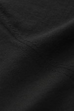 Nahaufnahme des von Braun Merino Feinstrick V-Neck Pullovers schwarz aus reiner Merinowolle, feines Strickbild, weicher Griff, leichte Qualität.