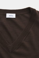 von Braun Merino Feinstrick V-Neck Pullover braun, Nahaufnahme von oben auf V-Ausschnitt aus reiner Merinowolle, feines Strickbild, Regular Fit, weicher Griff