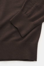 Nahaufnahme des von Braun Merino Feinstrick V-Neck Pullover braun, Detailansicht von Ärmel und Bund, feines Strickbild, reine Merinowolle.