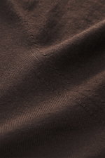 Nahaufnahme des braunen von Braun Merino Feinstrick V-Neck Pullovers, Detailansicht des feinen Strickbilds aus reiner Merinowolle.
