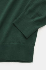 von Braun Merino Feinstrick V-Neck Pullover dunkelgrün, Nahaufnahme von Ärmel und Bund, feines Strickbild, weicher Griff, Regular Fit, V-Ausschnitt, flexible Rippbündchen, reine Merinowolle, leichte Qualität