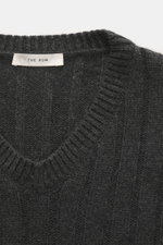 The Row Cashmere V-Neck Pullover 'Ettore' dunkelgrau meliert aus reiner Kaschmir-Faser, breitripp Strick, mittlere Struktur, V-Ausschnitt, Detailfoto von oben.
