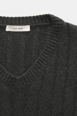 The Row Cashmere V-Neck Pullover 'Ettore' dunkelgrau meliert aus reiner Kaschmir-Faser, breitripp Strick, mittlere Struktur, V-Ausschnitt, Detailfoto von oben.