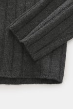 The Row Cashmere V-Neck Pullover 'Ettore' dunkelgrau meliert, Detailaufnahme von oben, breitripp Strick, weicher Griff, Regular Fit, mittelgrobes Strickbild.
