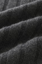 The Row Cashmere V-Neck Pullover 'Ettore' dunkelgrau meliert, Detailaufnahme von breitrippigem, mittelgrobem Strick mit weichem Griff aus reinem Kaschmir.