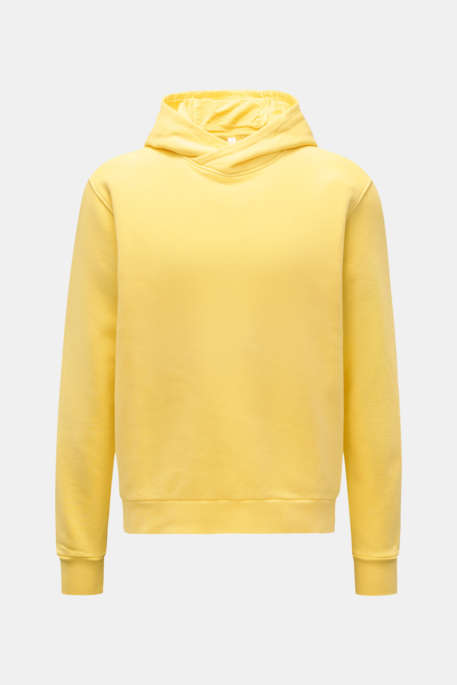 Gelber 04651/ A trip in a bag Kapuzenpullover 'AF Hoody' im Regular Fit, aus weichem, garment dyed Baumwoll-Sweat mit Kapuze und Seersucker-Futter, frontal fotografiert.