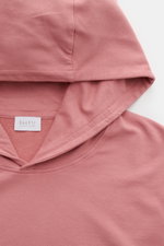 04651/ A trip in a bag Kapuzenpullover 'IF Hoodie' altrosa in Nahaufnahme von oben, Kapuze, weicher gebürsteter Jersey aus elastischer Baumwolle, Regular Fit, Rippbündchen, kleines Weblabel in der Seitennaht.
